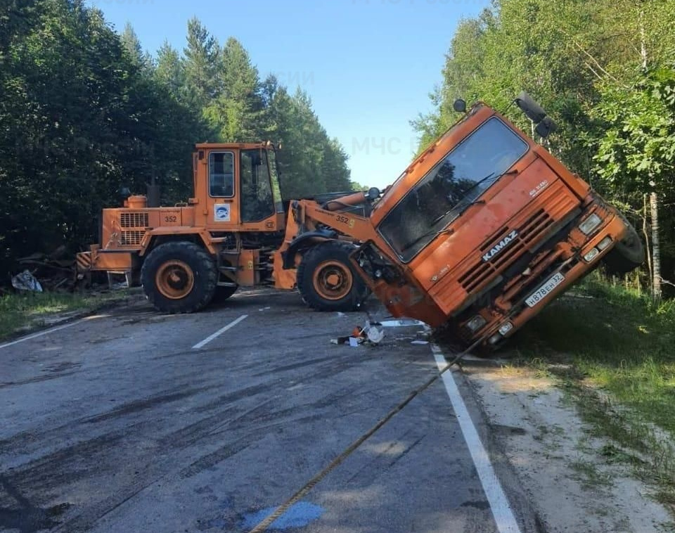 В Дятьковском районе в ДТП опрокинулся грузовик