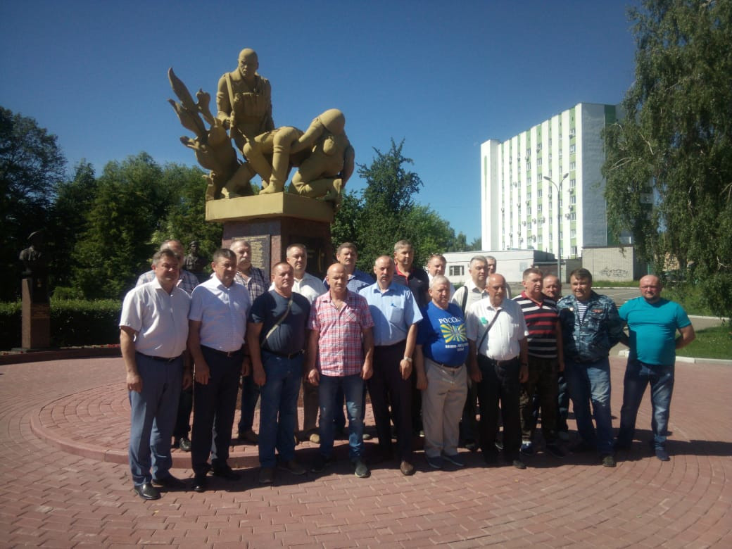 В Брянске почтили память ветеранов боевых действий у монумента «Круговая оборона»