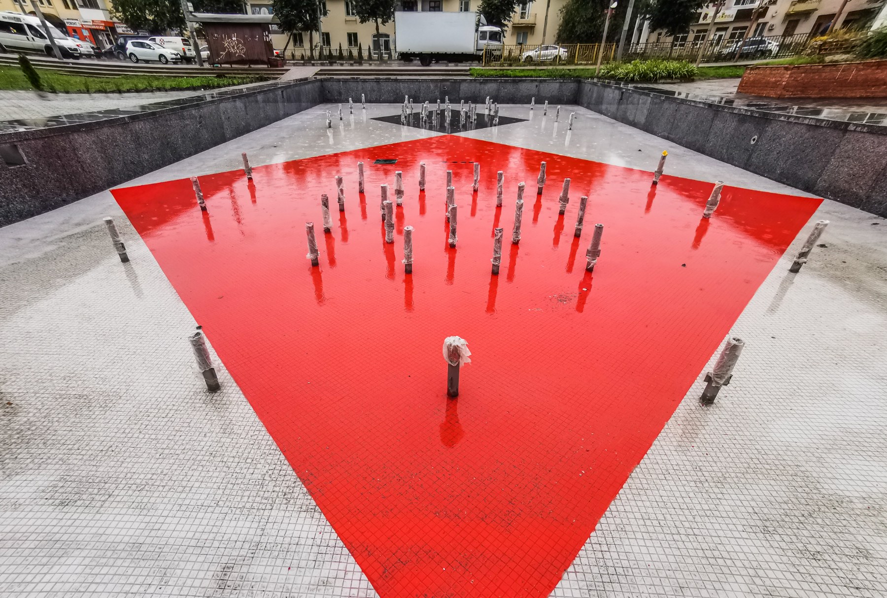 Еще не открытый фонтан в Пролетарском сквере Брянска уже радует земляков