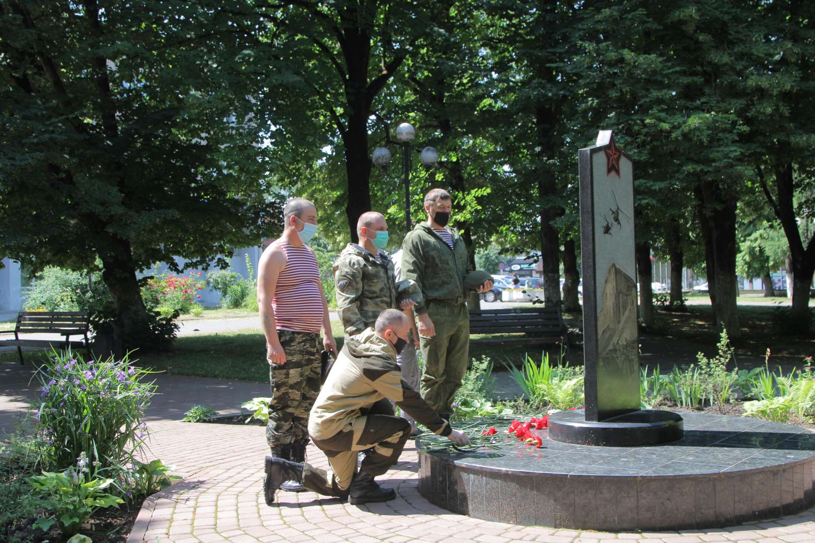 В Клинцах ветераны боевых действий возложили цветы к памятнику павшим в Чечне