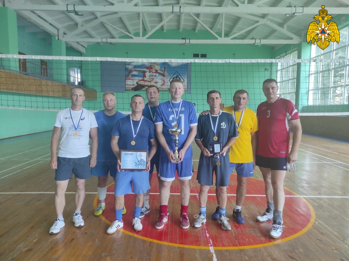 Ветераны брянского ГУ МЧС выиграли турнир по волейболу
