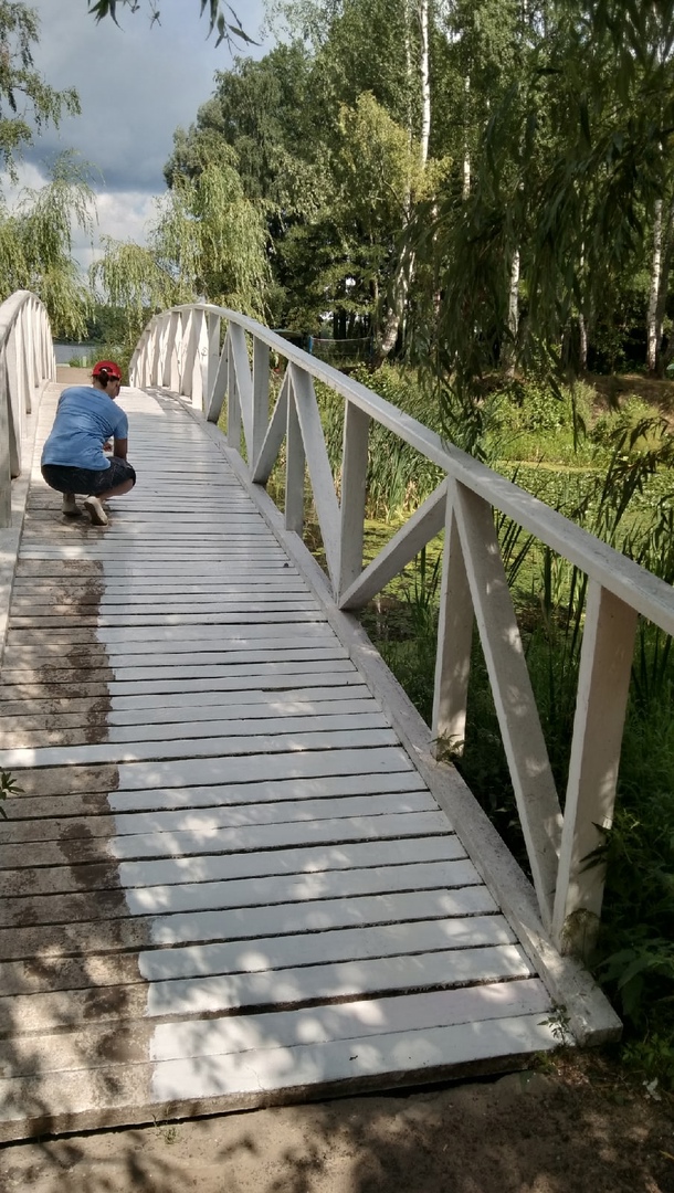 В поселке Белые Берега Брянской области продолжается благоустройство моста на Молодежке