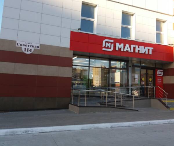 Женщина устроила драку с продавцом магазина «Магнит» в Брянске