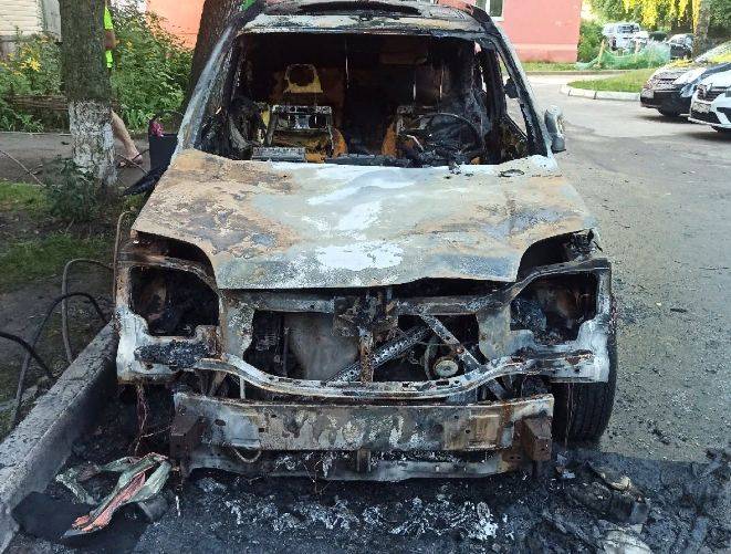 В Брянске в 10-м микрорайоне ночью сгорела машина
