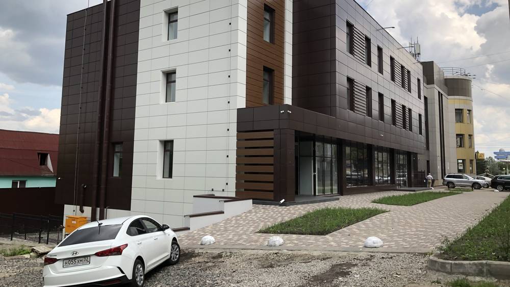 Еще одно 3-этажное офисное здание выросло на склоне Судка на улице Грибоедова в Брянске