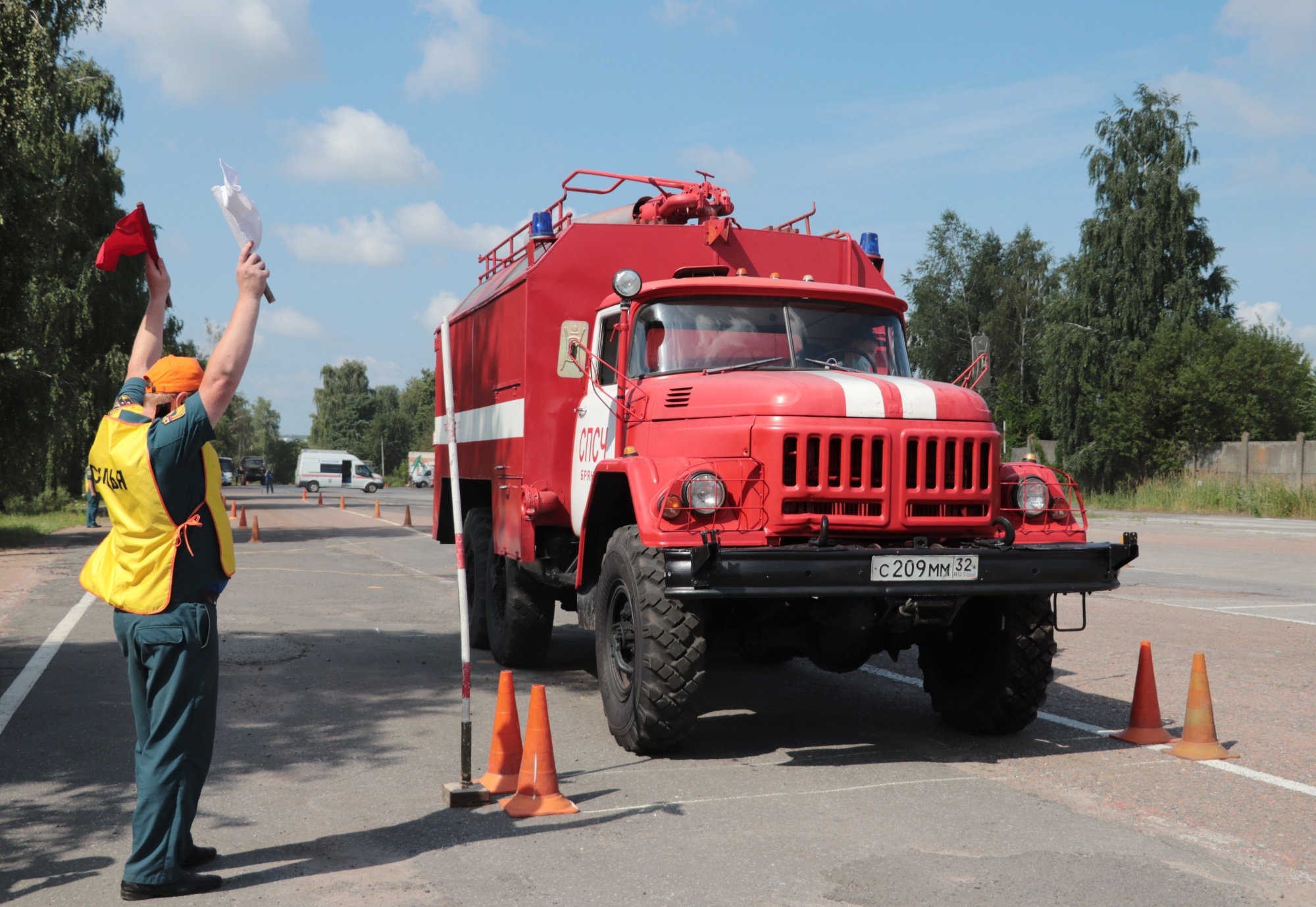 Водители пожарных машин под Брянском устроили скоростные маневры