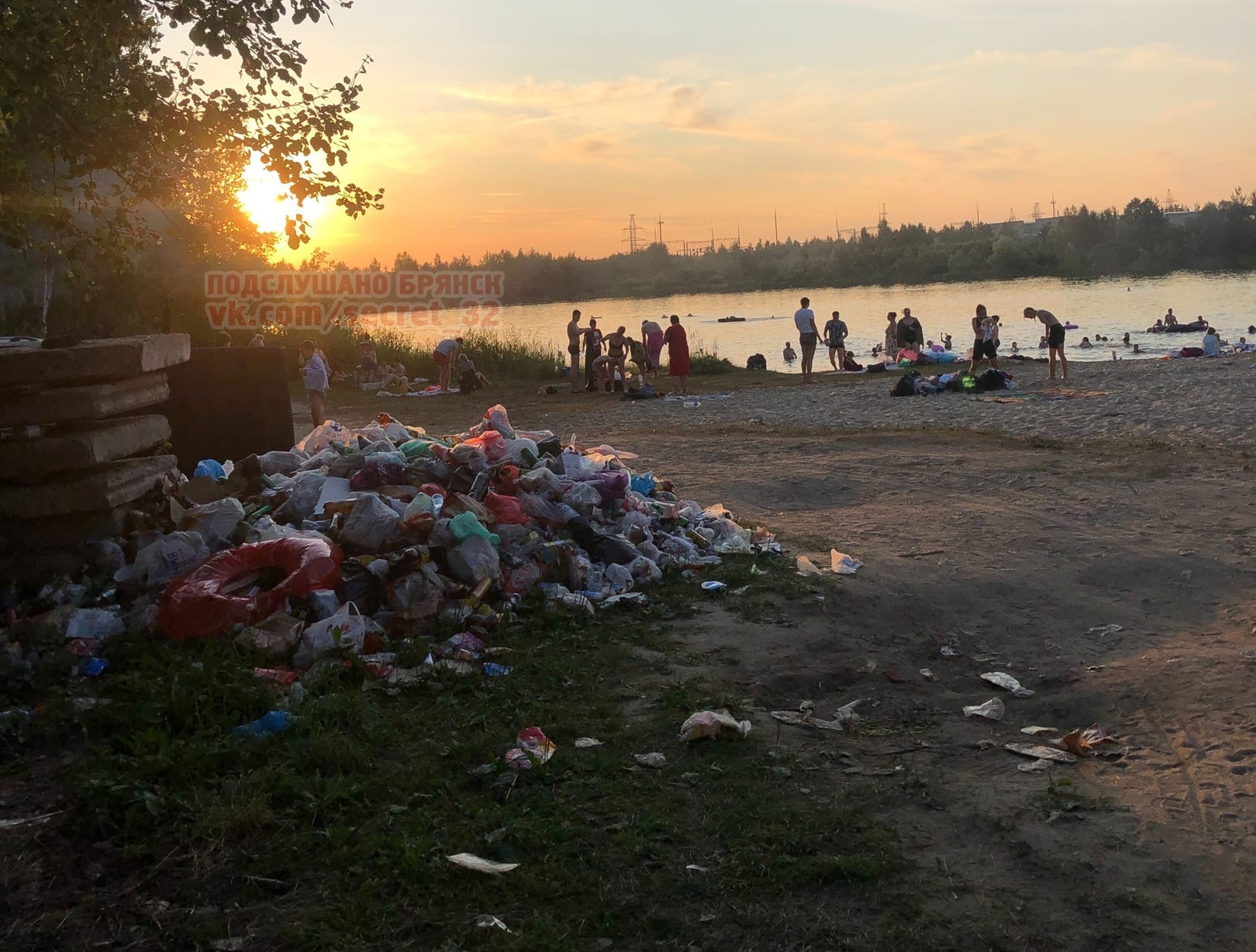 Жителей Брянска гора мусора на озере ДСК привела в негодование