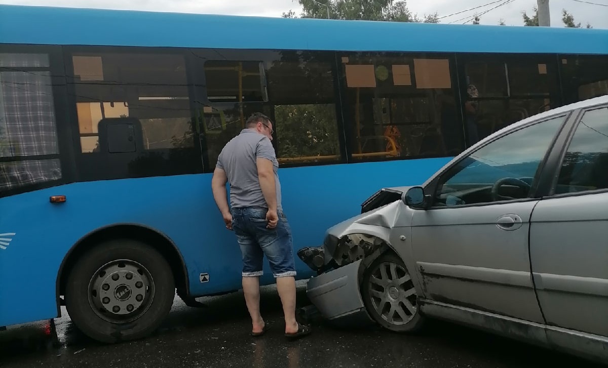В Брянске на Молодежной иномарка влетела в автобус