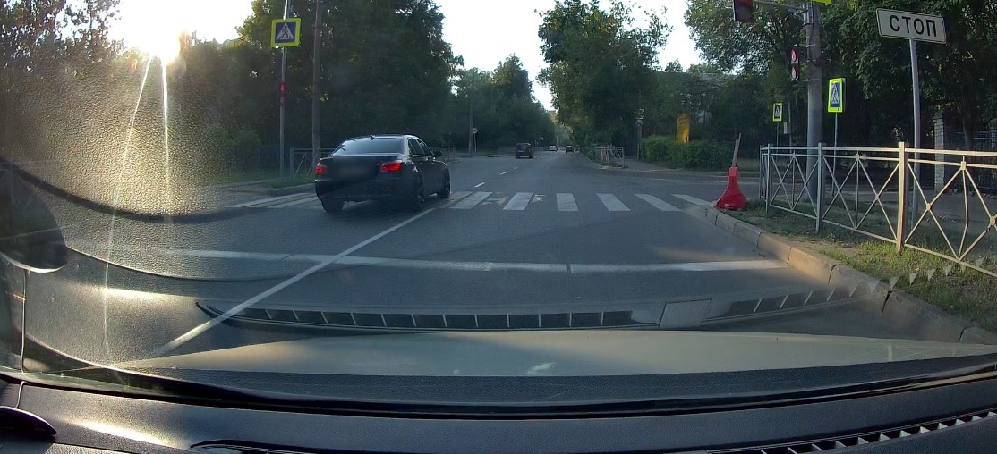 В Брянске сняли на фото проезд лихача на иномарке на красный
