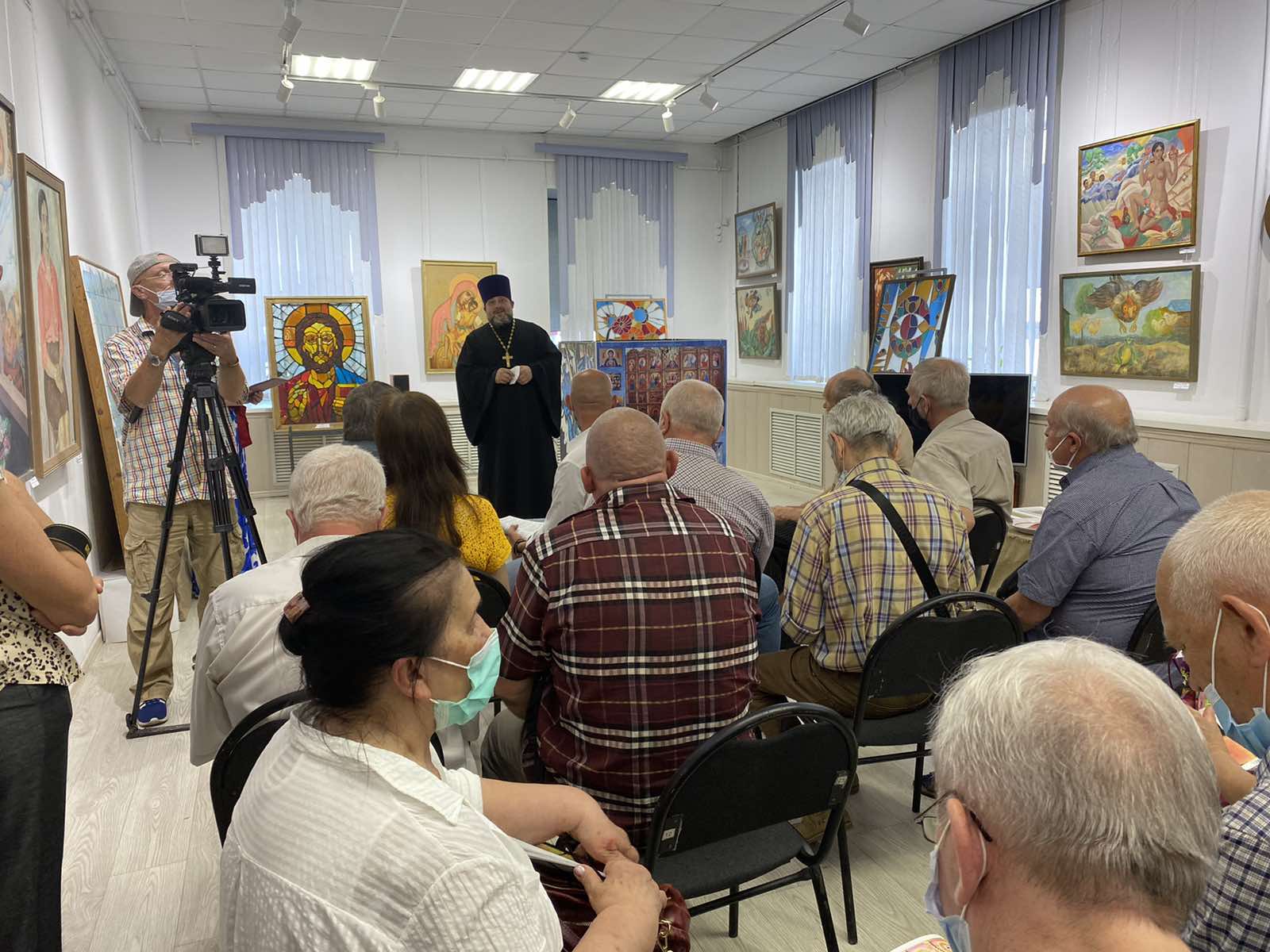 В Брянске открылась выставка памяти Юрия Новикова «Художник живёт в своих творениях»