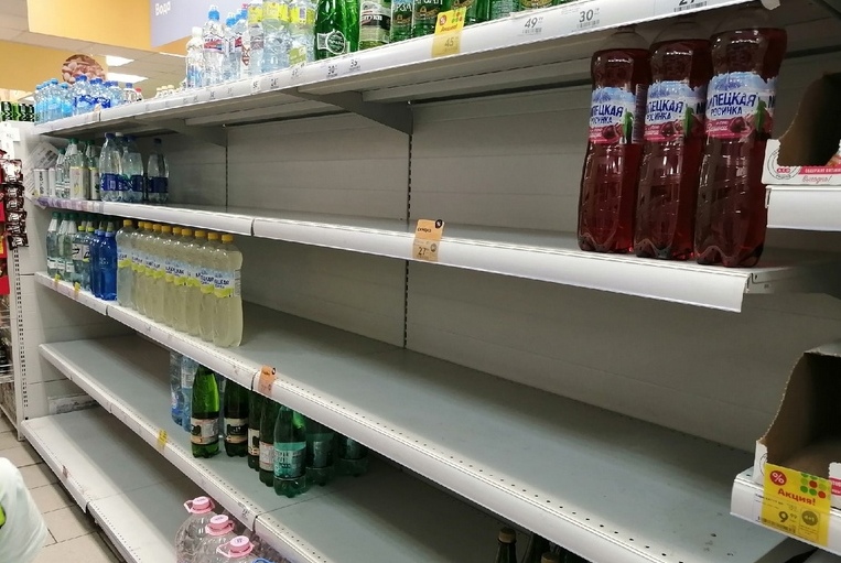 Брянцы из-за жары раскупают воду в магазинах