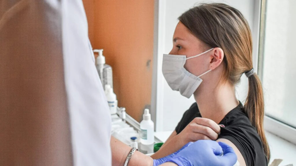 За день более 50 сотрудников и студентов брянского госуниверситета привились от коронавируса