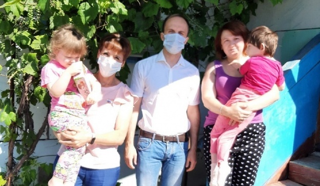 Благотворительный фонд «Ванечка» посетил многодетные семьи в Почепском районе