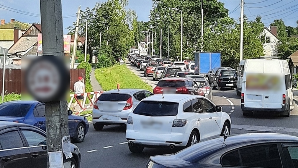 В Брянске машины встали в огромной пробке из-за ДТП на Володарке