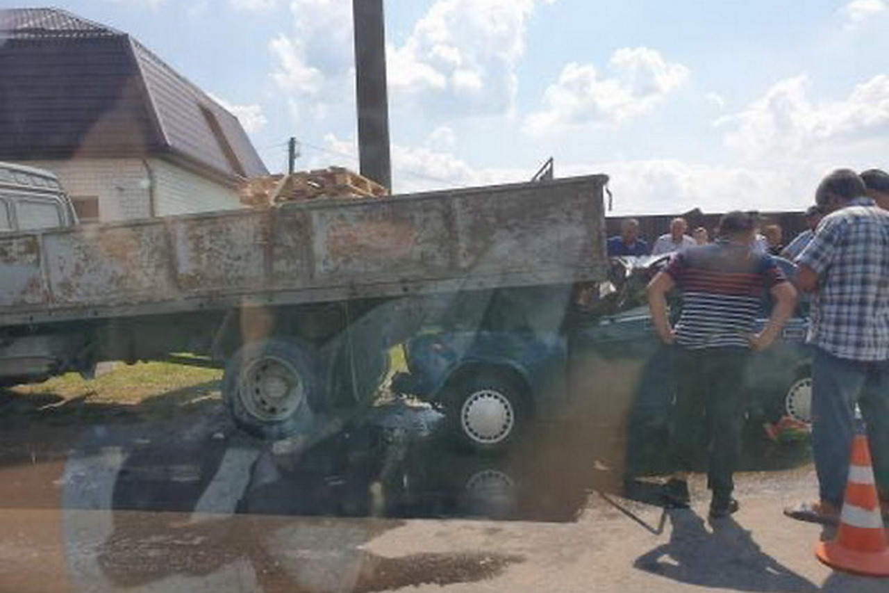 Под Брянском в ДТП с легковушкой и грузовиком пострадал человек