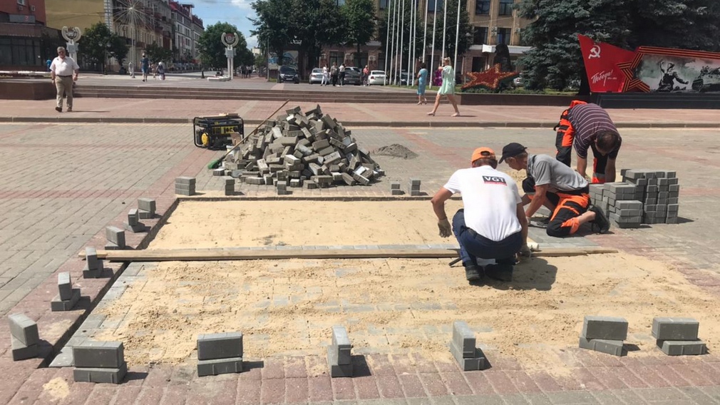 В Брянске на площади Ленина укладывают новую тротуарную плитку