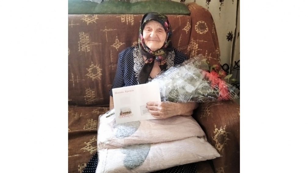 Жительницу Комаричского района поздравили с 90-летним юбилеем