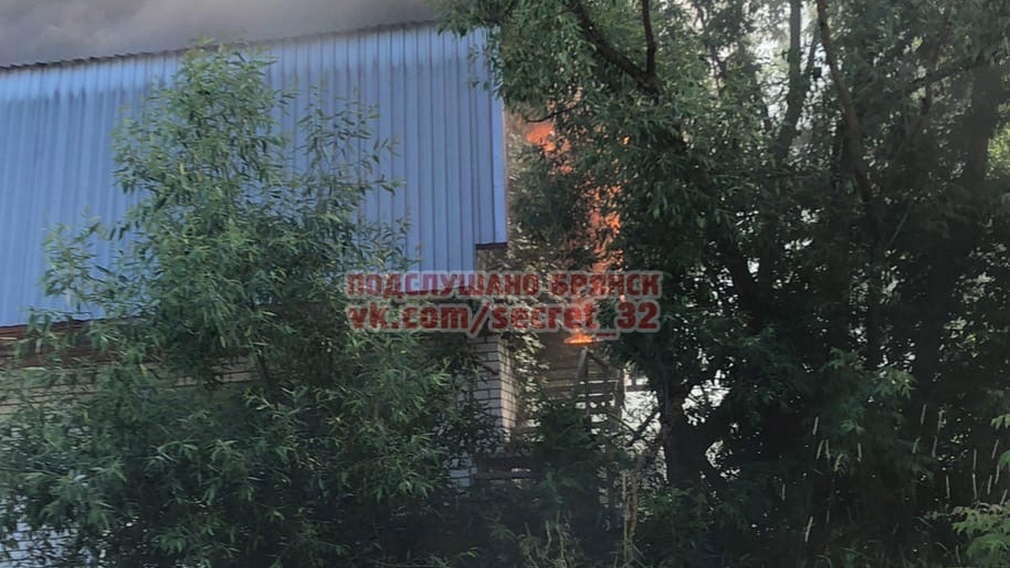 В Нижнем Судке в Брянске загорелся гараж