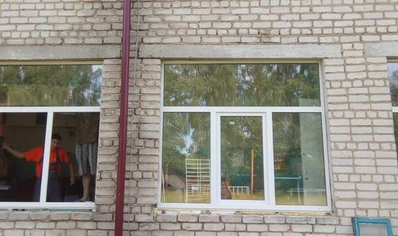 В школе в Клетнянском районе за 1,5 млн рублей меняют окна