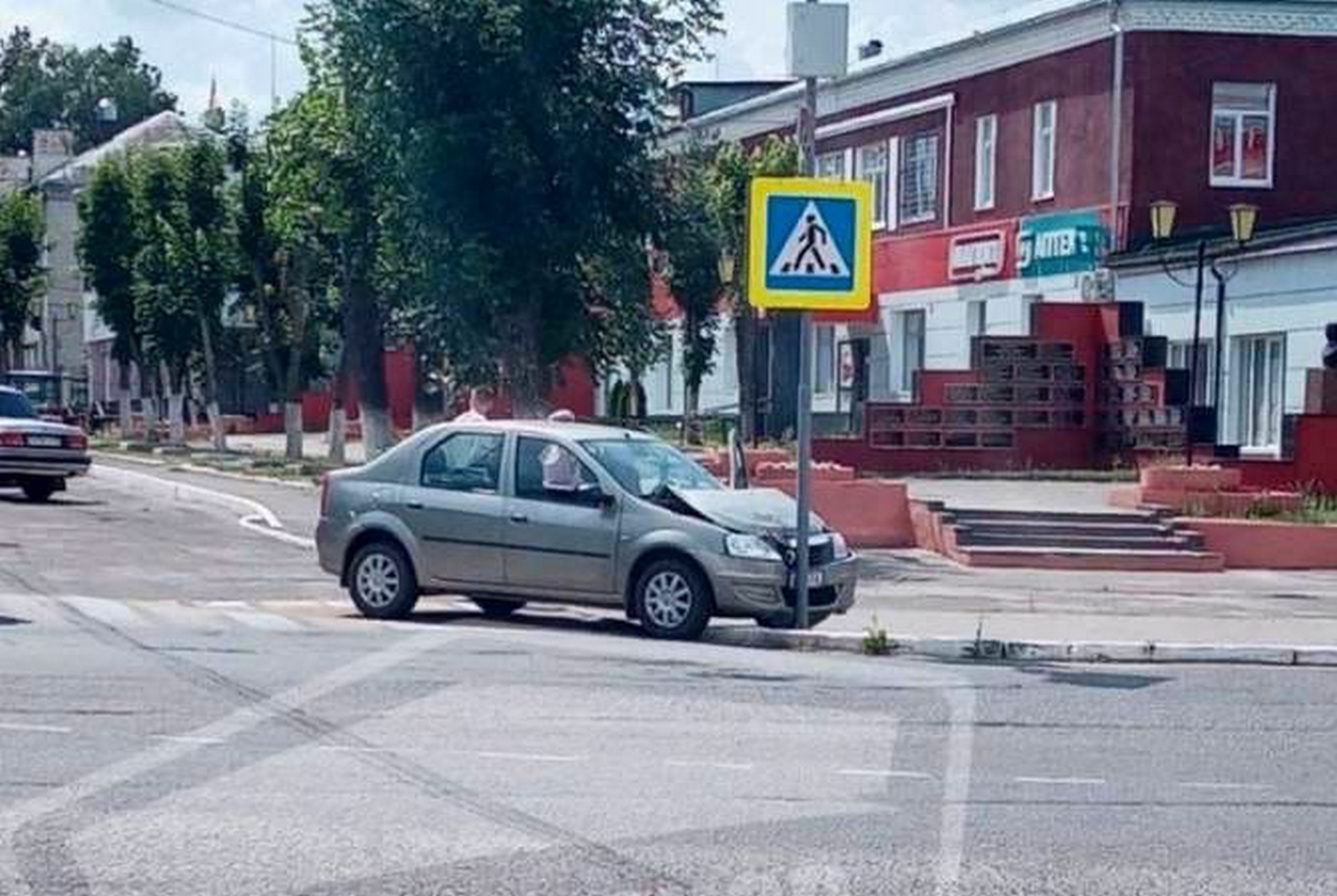 В Новозыбкове автомобиль без водителя протаранил дорожный знак