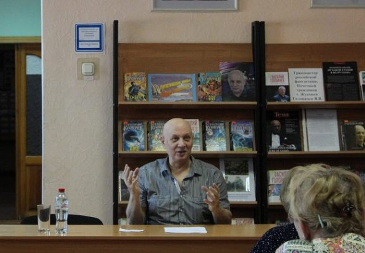 Российский писатель-фантаст встретился с читателями в Жуковской библиотеке