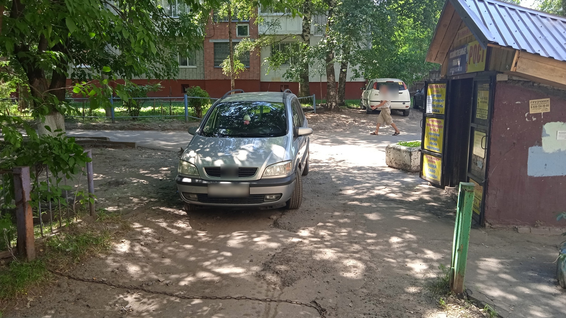 В Брянске автохам перекрыл проезд во двор на Ромашина