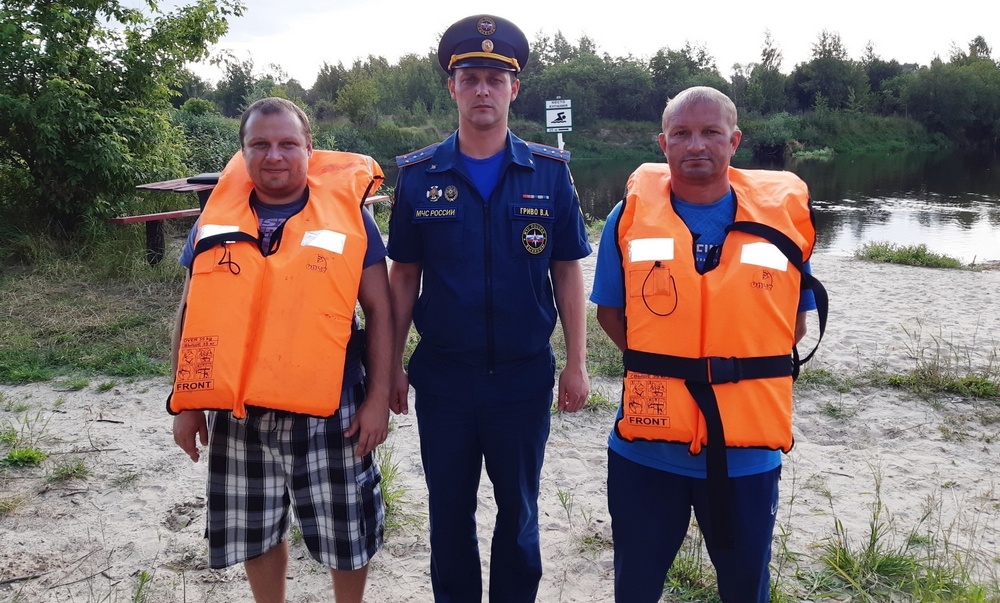 В Новозыбковском районе матросы-спасатели вытащили из воды тонущих подростков