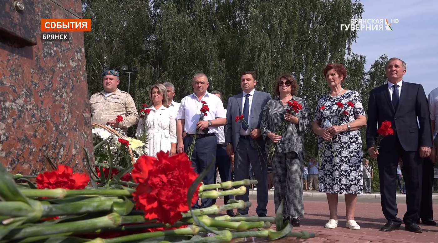 В Брянске возле памятника Круговая оборона почтили память погибших воинов-десантников