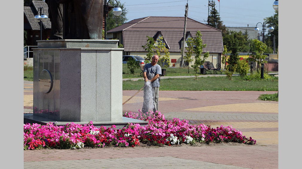 В Брянске очистили от мусора территорию при въезде в Володарский район