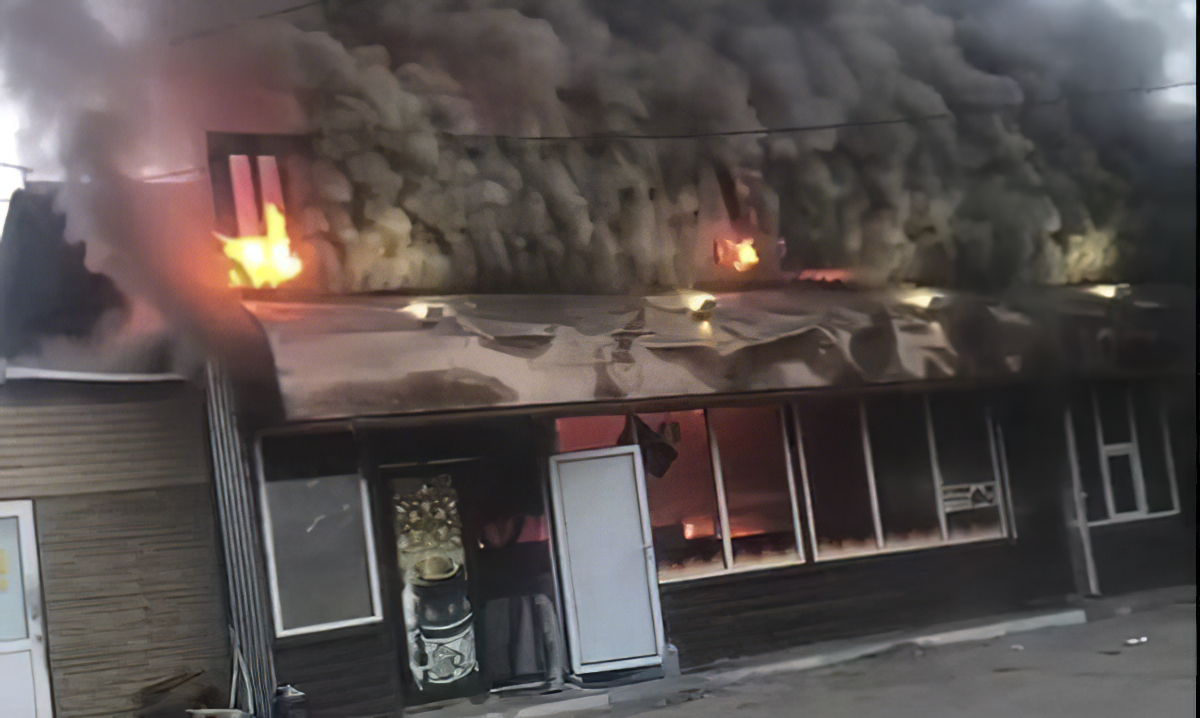 В Брянске ночью сгорел ларек «Шаурма 24 House» на Литейной