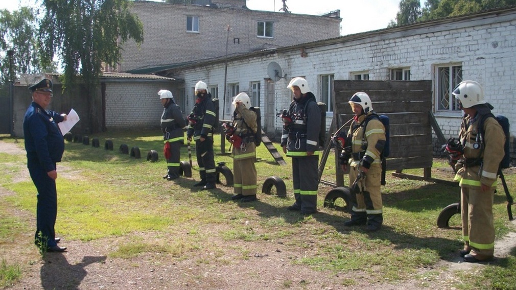 В Брасовском районе Брянской области пожарные-спасатели провели тренировку в газодымокамере