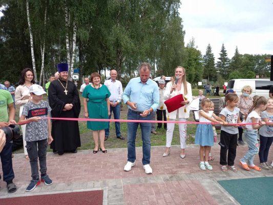 В брянском селе Алешинка открыли детскую игровую площадку