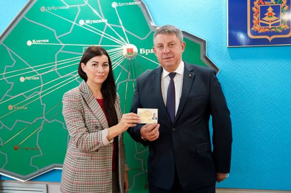 Удостоверение кандидата в депутаты Госдумы вручили губернатору Александру Богомазу