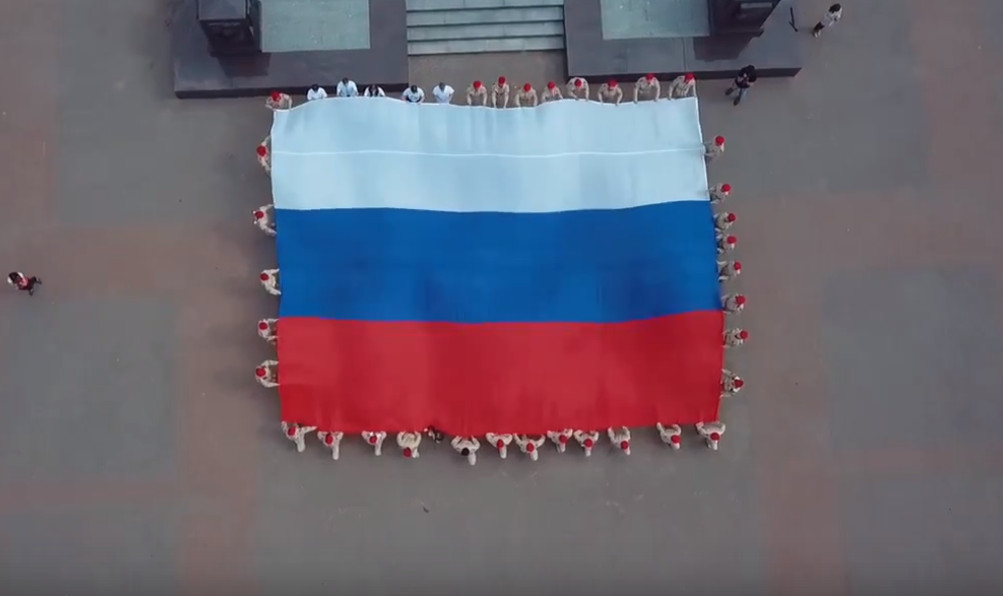Губернатор Александр Богомаз поздравил брянцев с Днем флага России