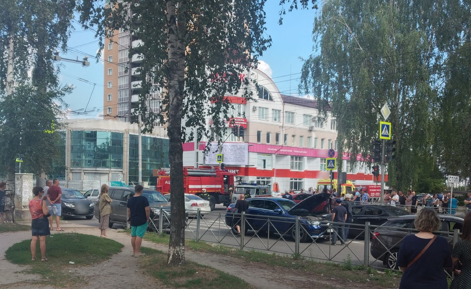 В Брянске столкнулись 2 легковушки на пересечении улиц Крахмалева и Костычева