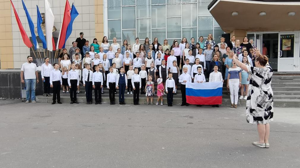 В Брянске участники детского хора отметили День флага России, исполнив гимн страны