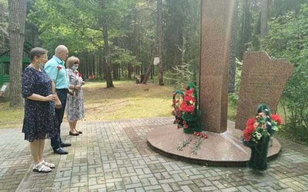 Под Брянском возложили цветы к Памятнику военным журналистам