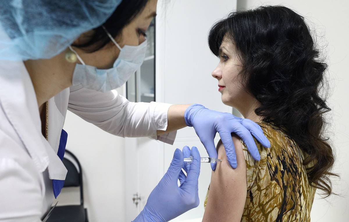 В Брянской области всех педагогов вакцинируют к началу учебного года