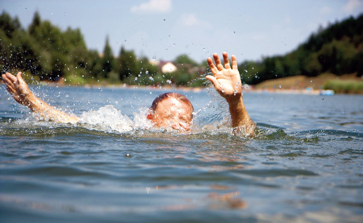 В Дятькове мужчина спас двух тонущих на озере детей