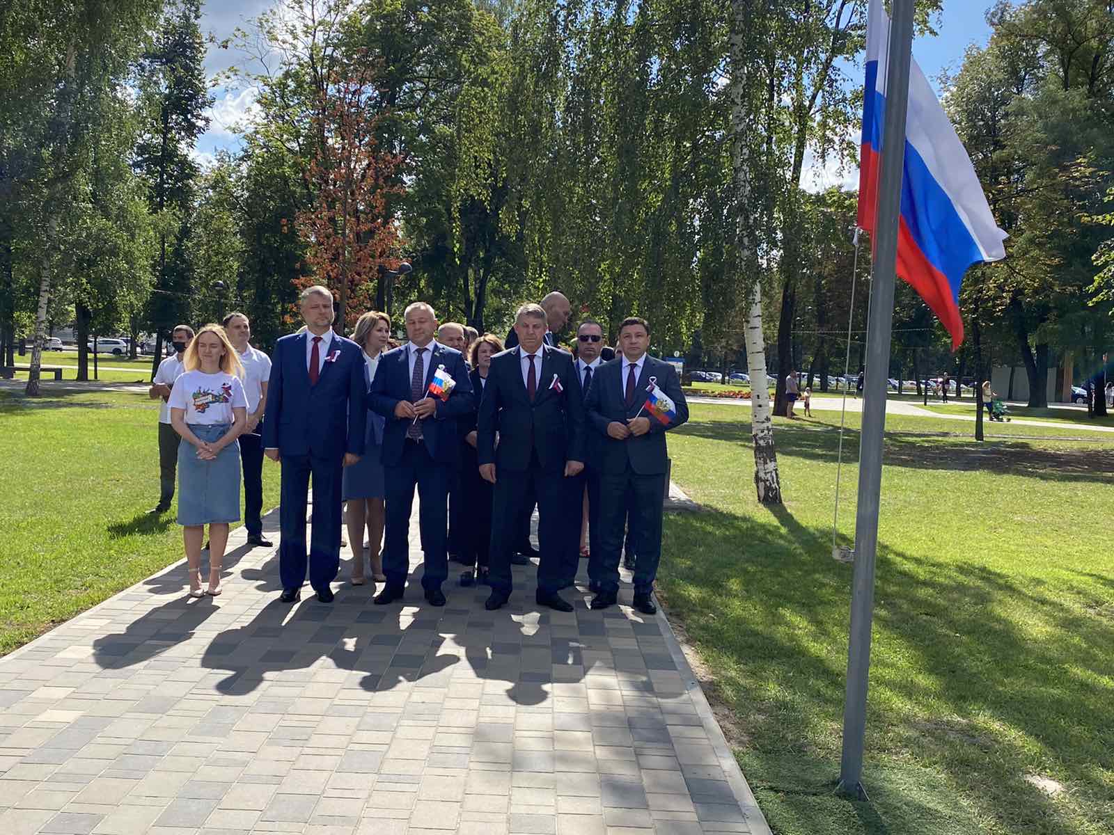 Брянск торжественно отмечает День флага России