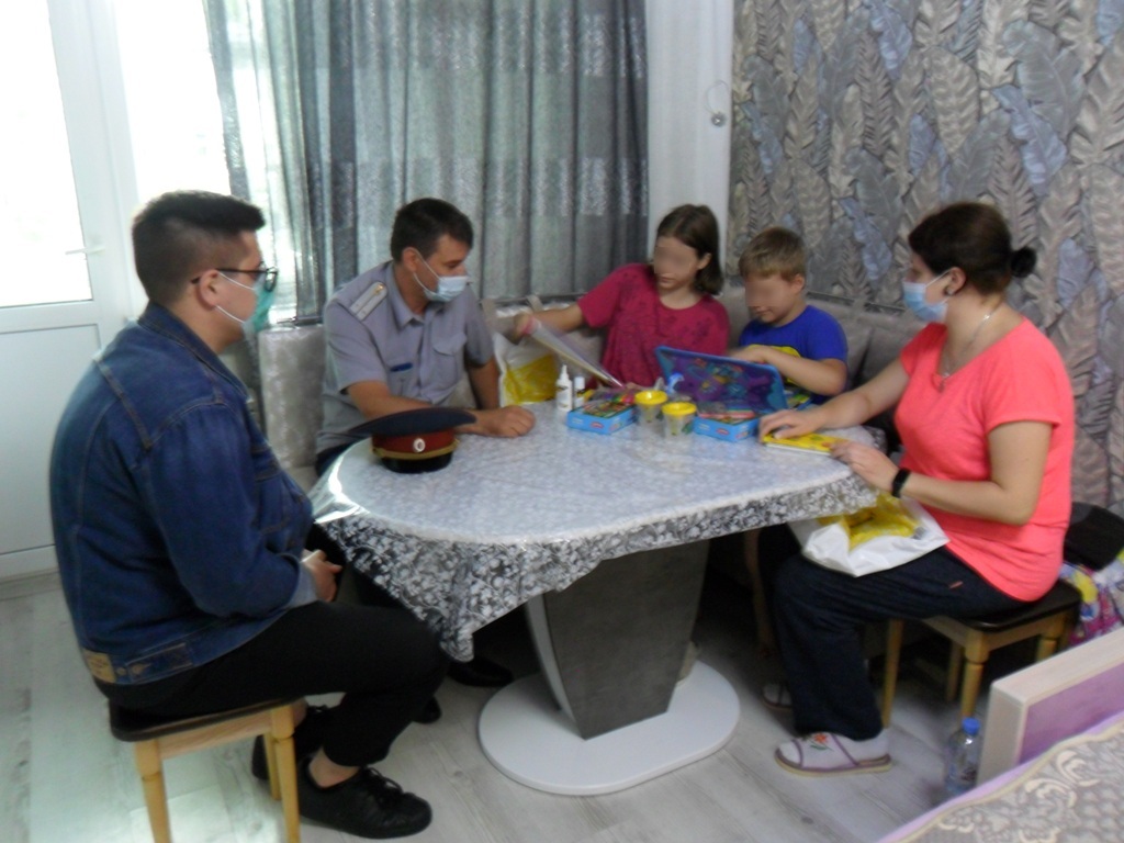 Сотрудники брянского УФСИН присоединились к акции «Собери ребенка в школу»