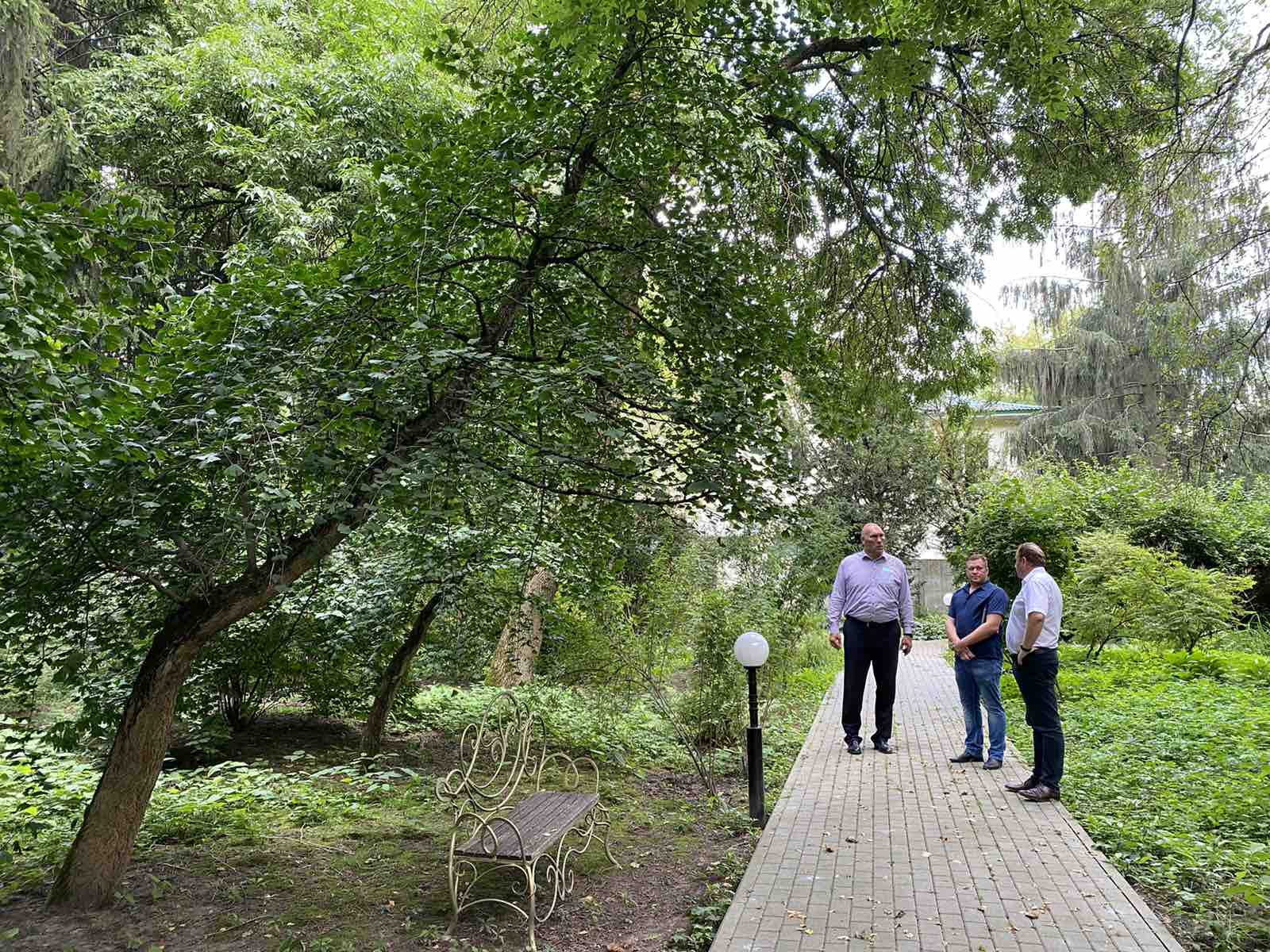 Депутат Госдумы Николай Валуев прогулялся по ботаническому саду в Брянске