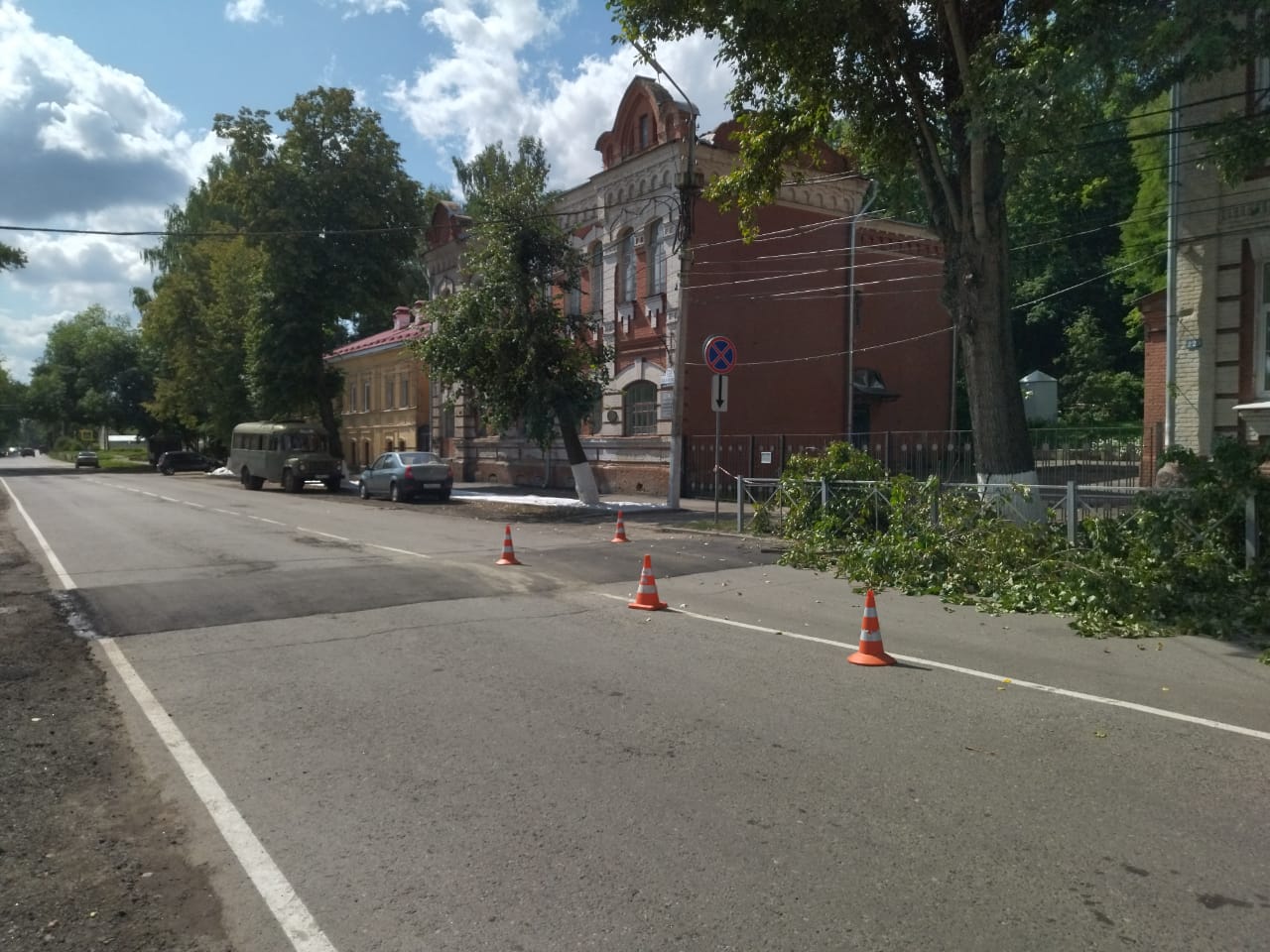 В Брянске продолжаются работы по благоустройству территории возле здания детской школы искусств №2