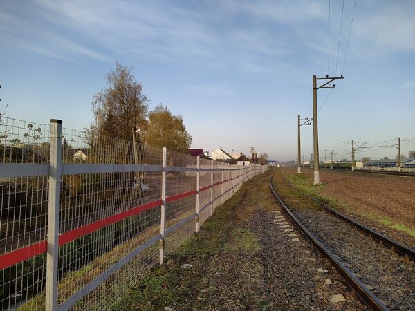 Житель Брянска попал под статью за разломанный забор на железной дороге