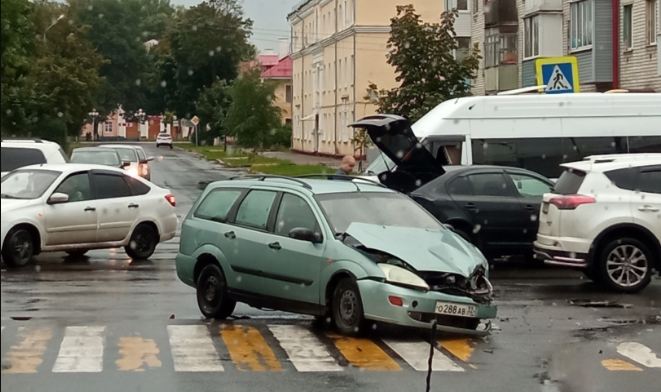 В Брянске на улице Тельмана легковушки попали в ДТП