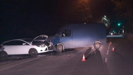 В Брянске микроавтобус протаранил легковушку: ранен 31-летний водитель