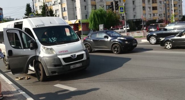 В Брянске возле противопожарного центра столкнулись маршрутка №43 и Nissan Juke