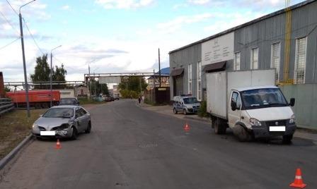 В Брянске водитель Nissan при развороте протаранил грузовую «Газель»