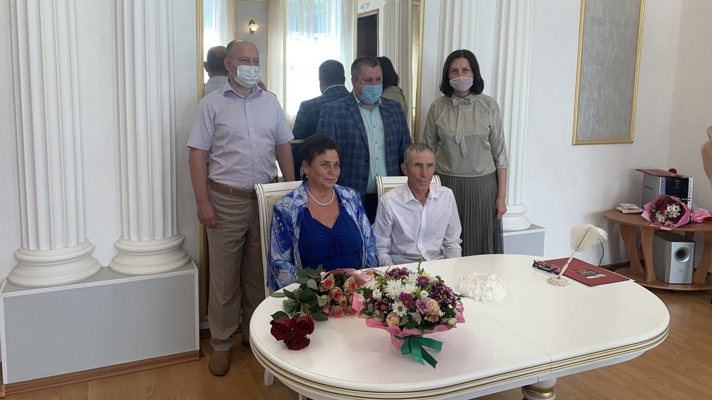 В Новозыбкове Брянской области супруги Искренок отметили золотую свадьбу