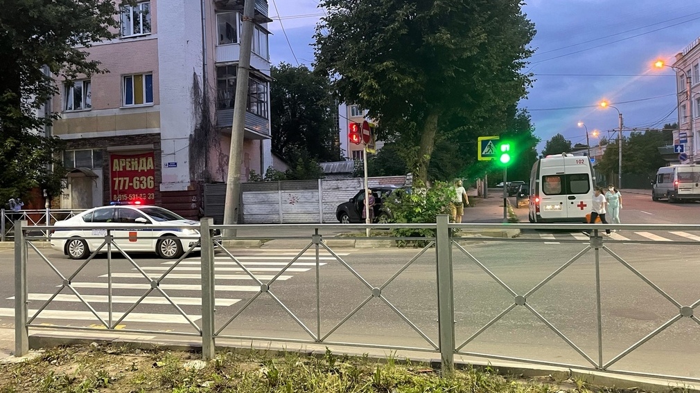 В Брянске на Фокина женщина на автомобиле наехала на пешеходов на тротуаре